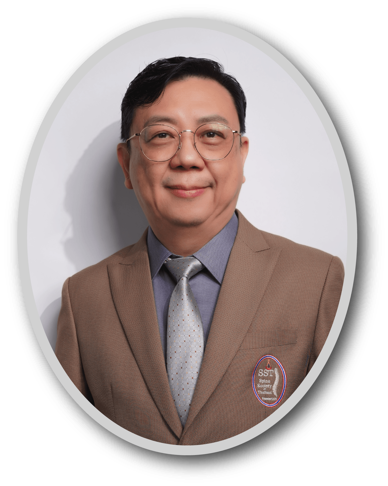 อ.วิชาญ@4x-8 Man in brown suit jacket with Spine Society of Thailand logo, wearing gray shirt and patterned tie